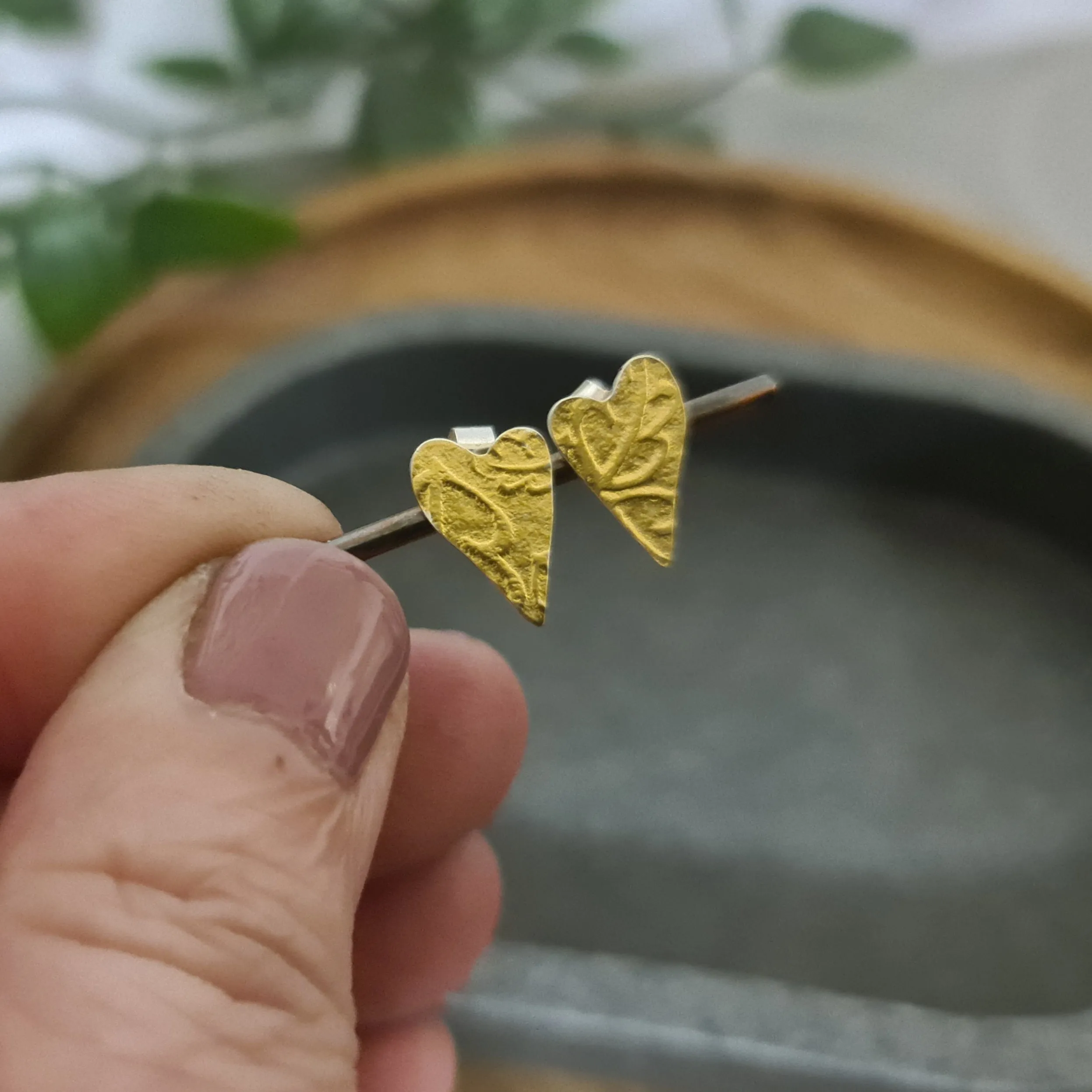 Golden Oak Heart stud earrings